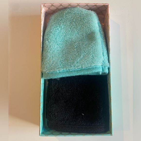 Makeup Remover Finger Mitts - Picture 3 of 3